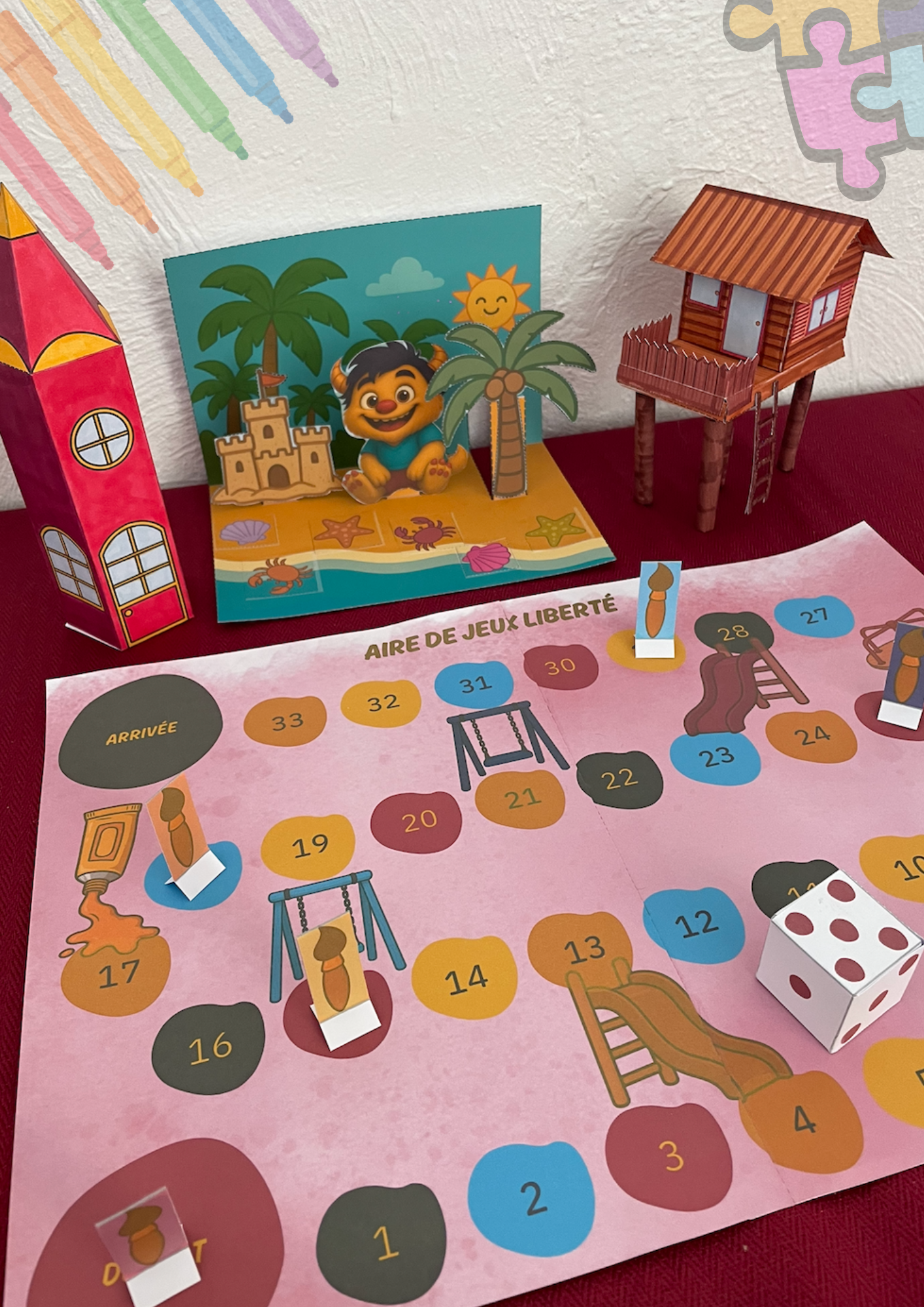 Création d'une maison en forme de crayon, d'une cabane suspendu sur pilotis en bois. Carte pop up avec notre mascotte sur la plage et jeu de plateau avec peinture. pars de jeu avec pions en formes de pinceau. 