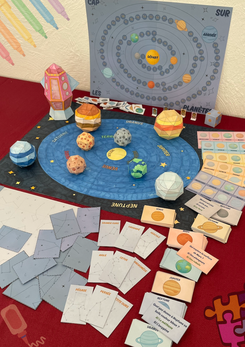 Système solaire pour enfant création à la main avec plateau de jeu, constellation, puzzle, cartes sur les planètes, fusée, coloriage crayons feutre. 